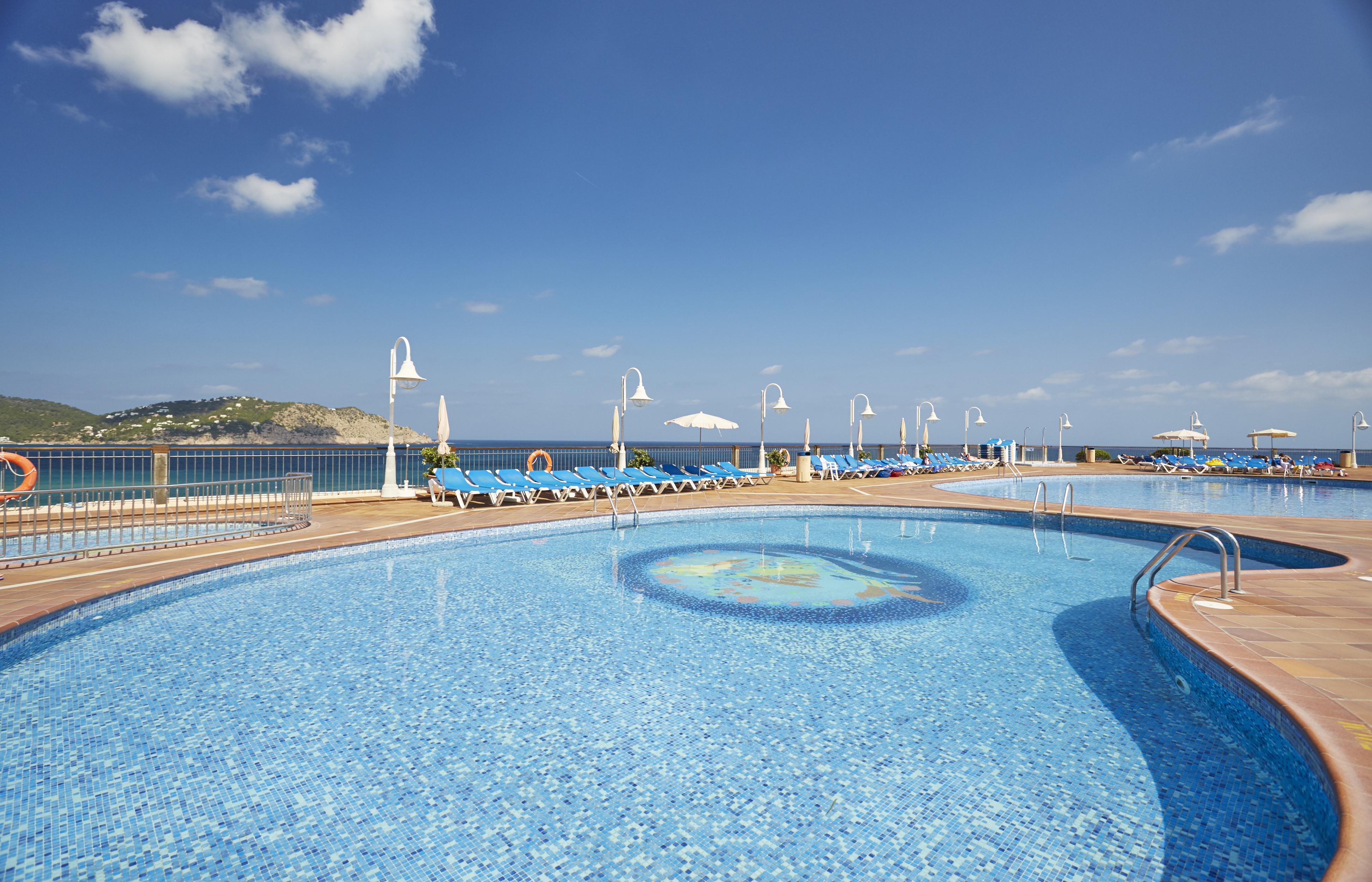 Invisa Hotel Club Cala Blanca Es Figueral Bagian luar foto