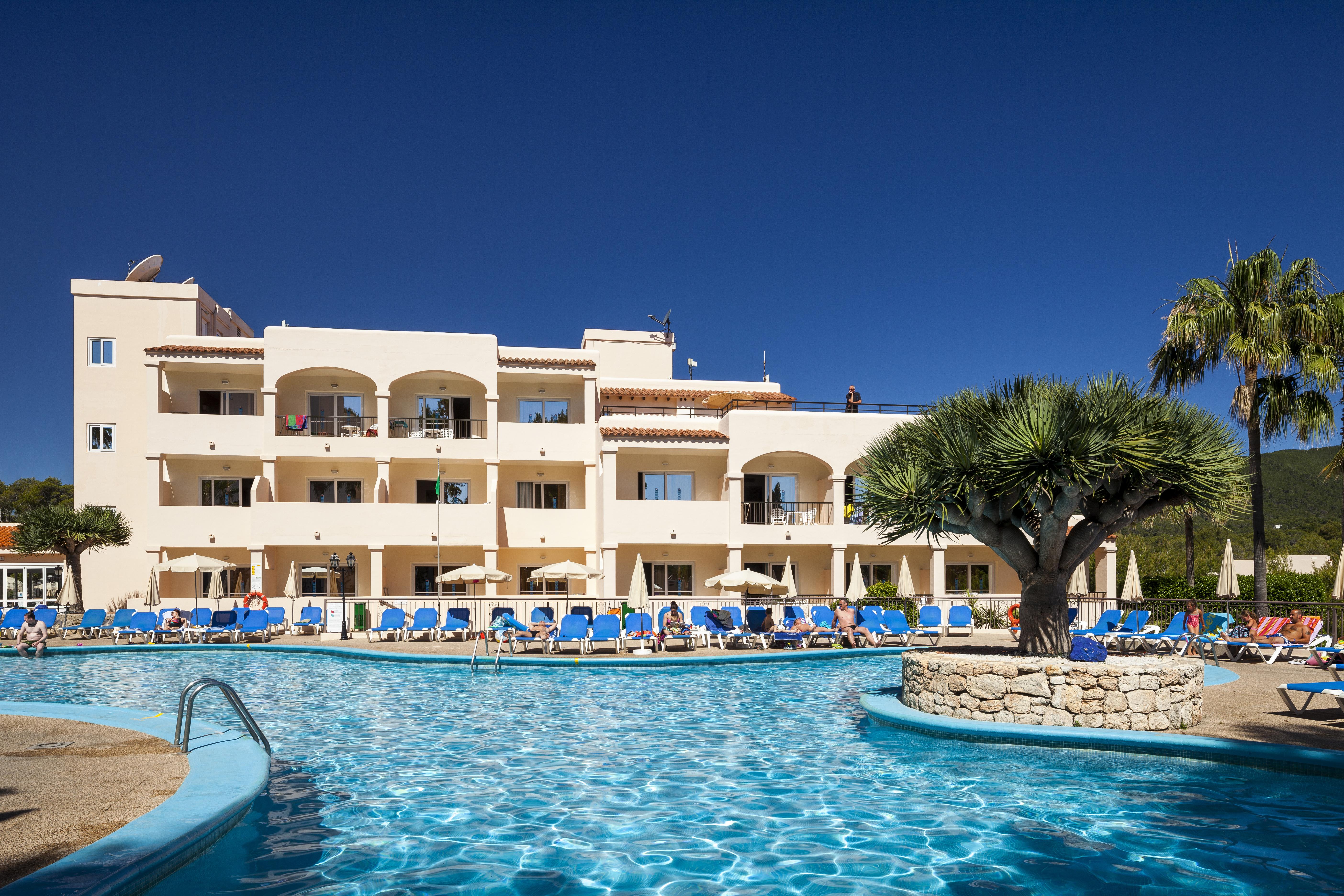Invisa Hotel Club Cala Blanca Es Figueral Bagian luar foto