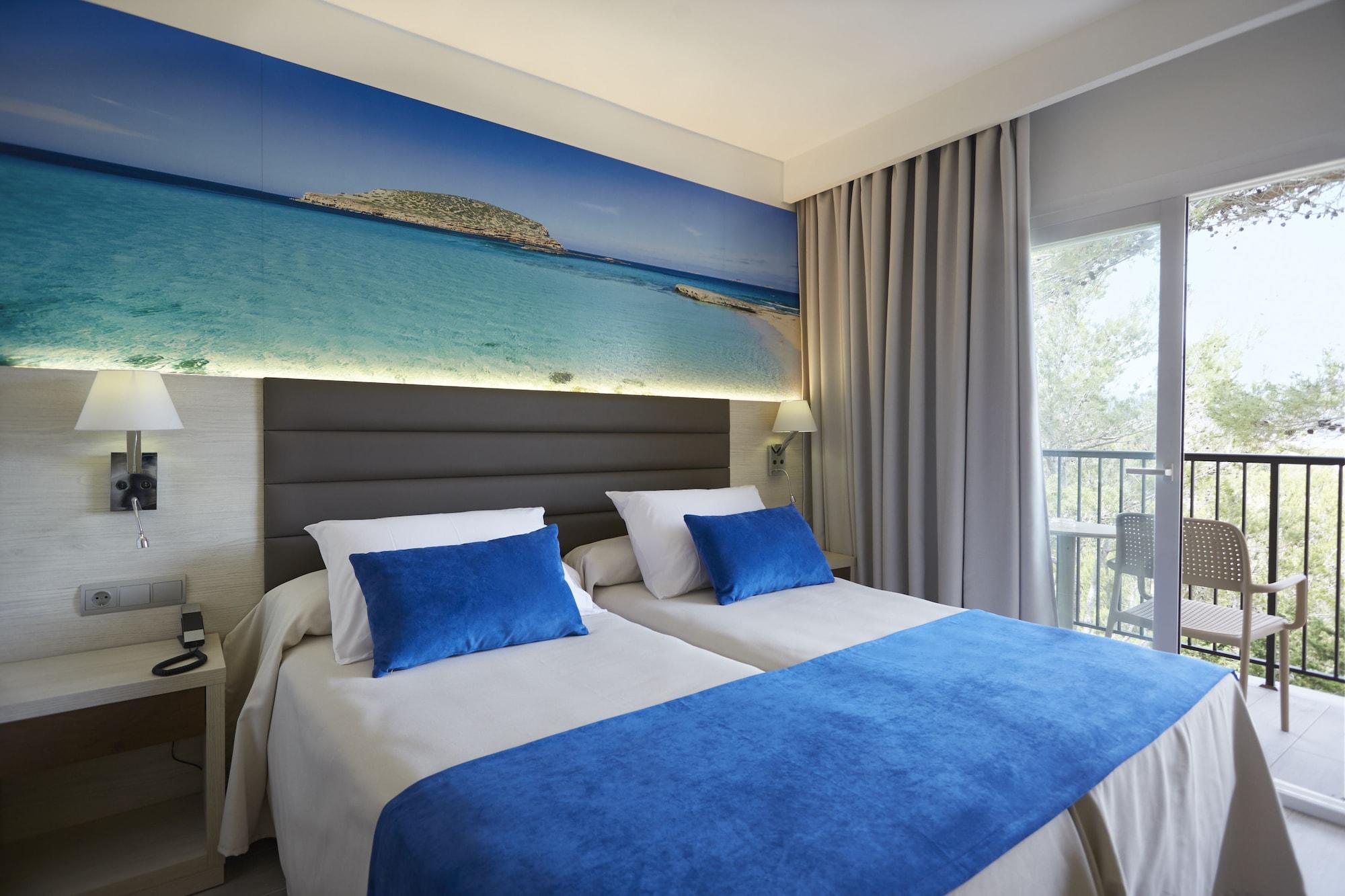 Invisa Hotel Club Cala Blanca Es Figueral Bagian luar foto