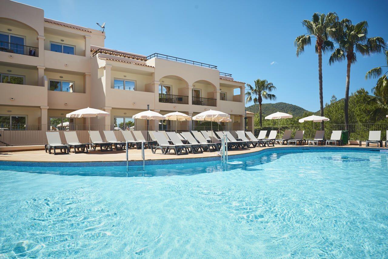 Invisa Hotel Club Cala Blanca Es Figueral Bagian luar foto