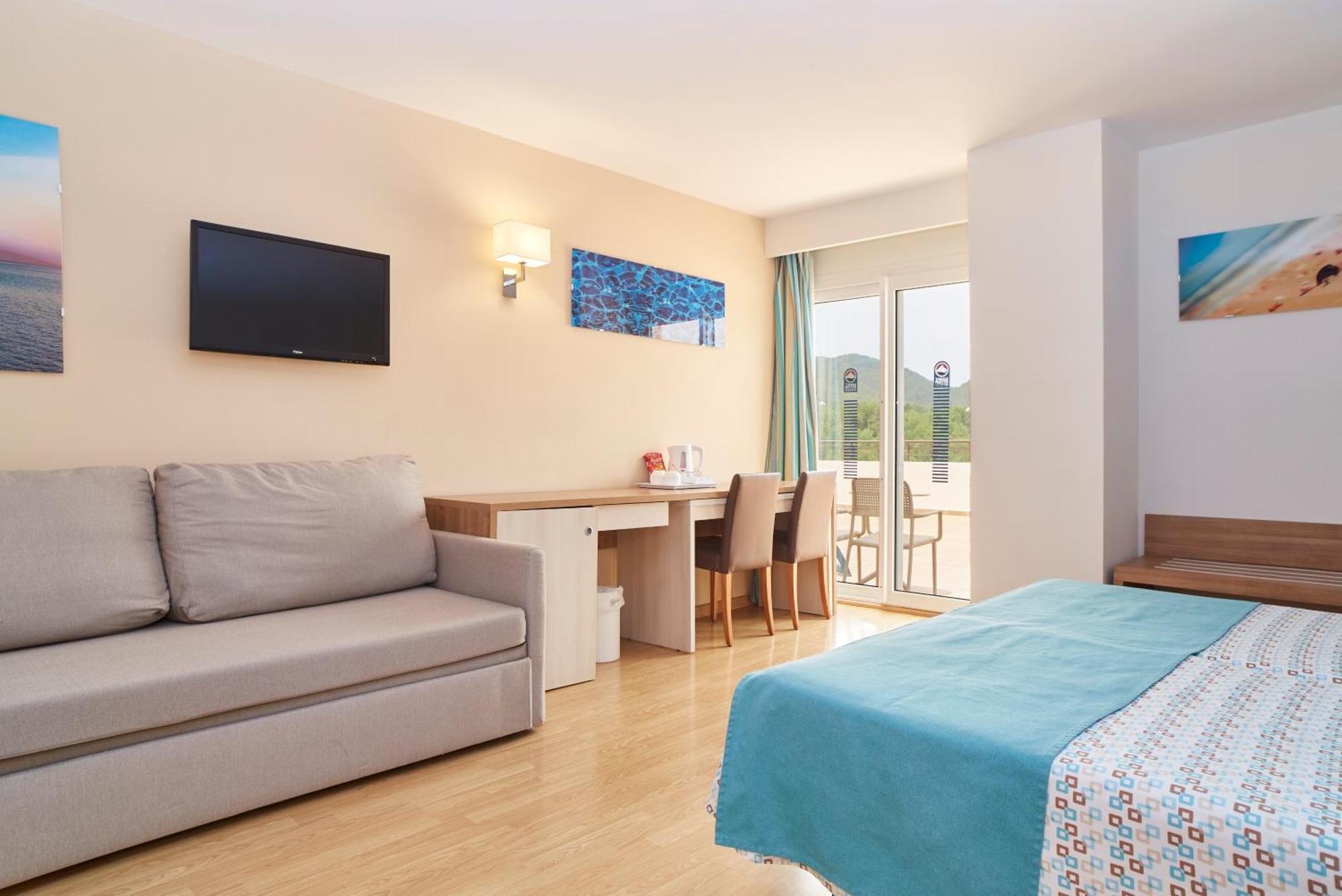 Invisa Hotel Club Cala Blanca Es Figueral Bagian luar foto