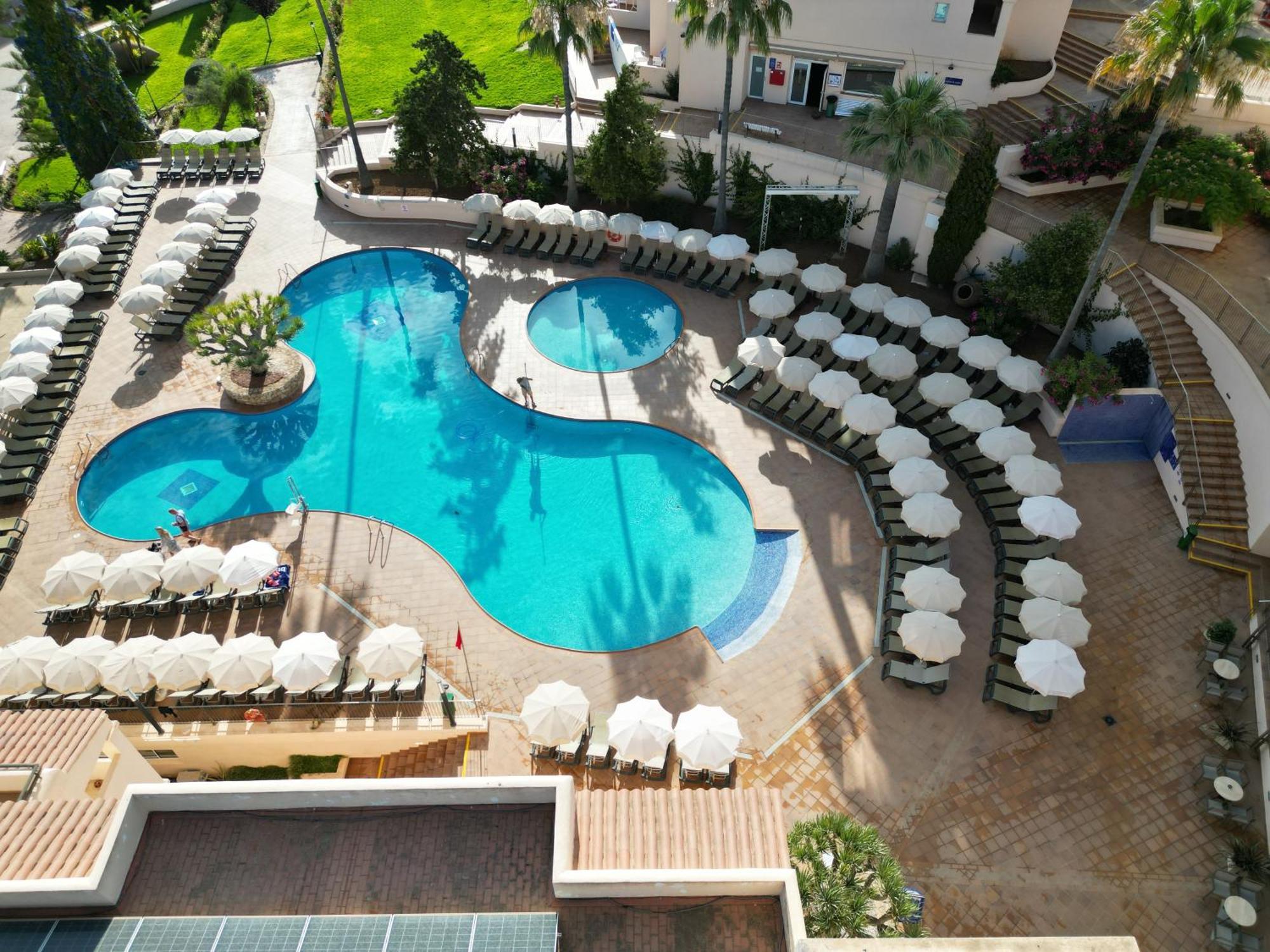 Invisa Hotel Club Cala Blanca Es Figueral Bagian luar foto