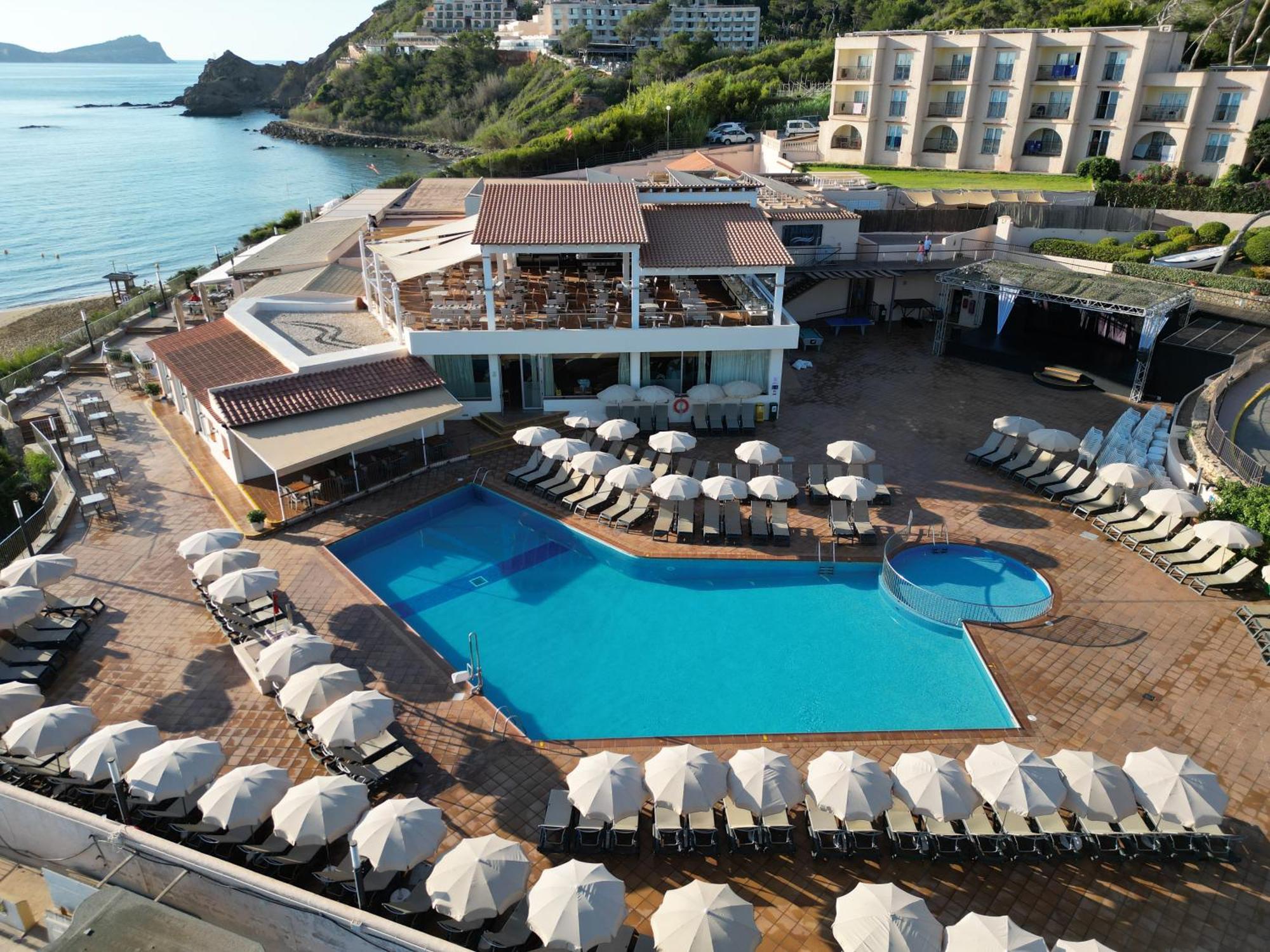 Invisa Hotel Club Cala Blanca Es Figueral Bagian luar foto